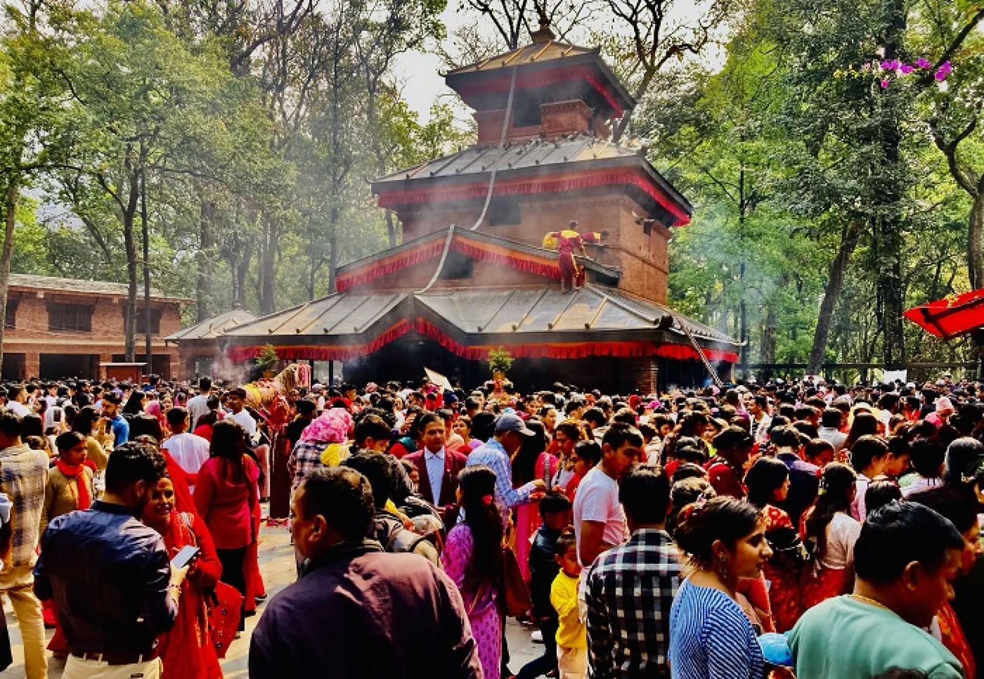 आज चैतेदसैँ, बिहानैदेखि बागलुङ कालिकामा भक्तजनको घुइँचो